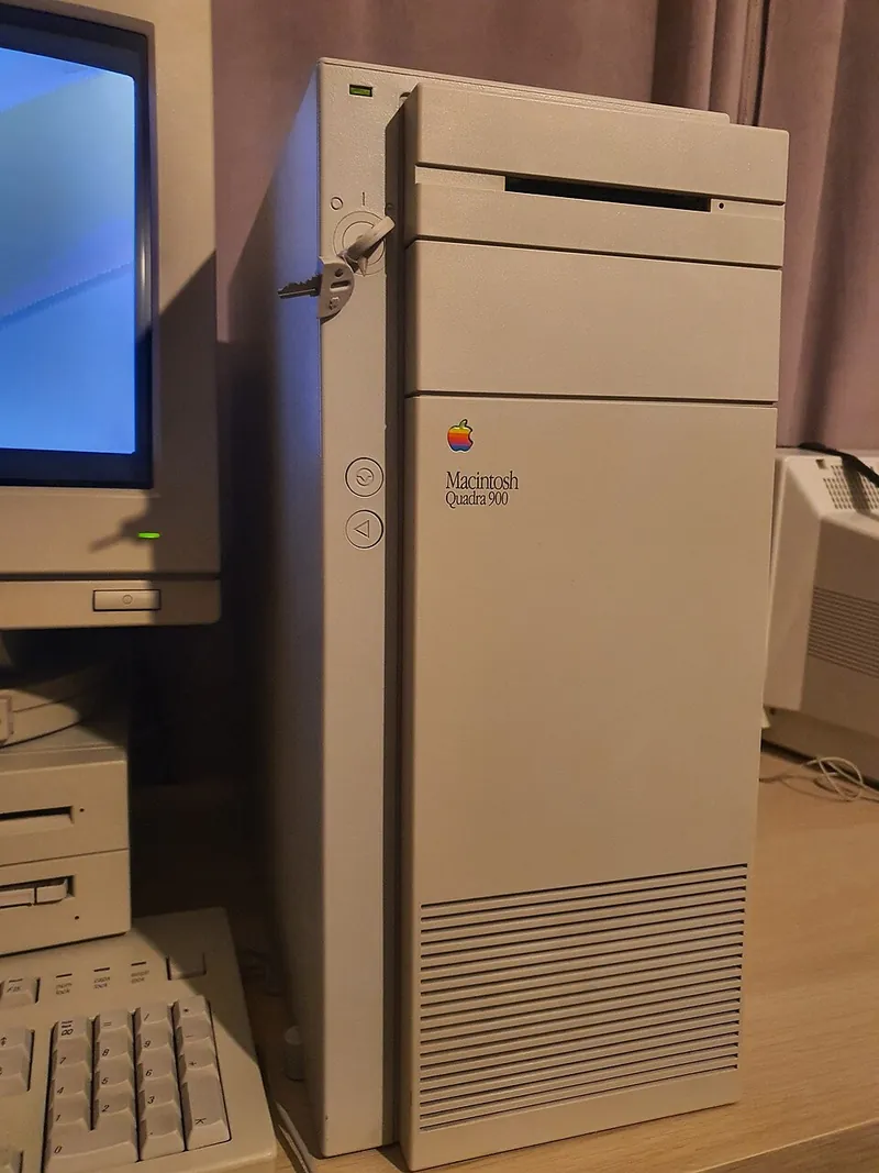 Apple Macintosh Quadra 900 personal computer